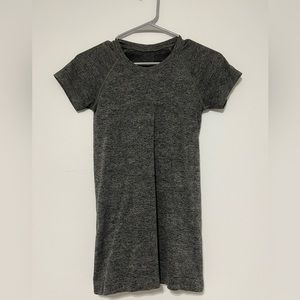 Discontinued swiftly tech color! Great condition barely worn! Lululemon size 2